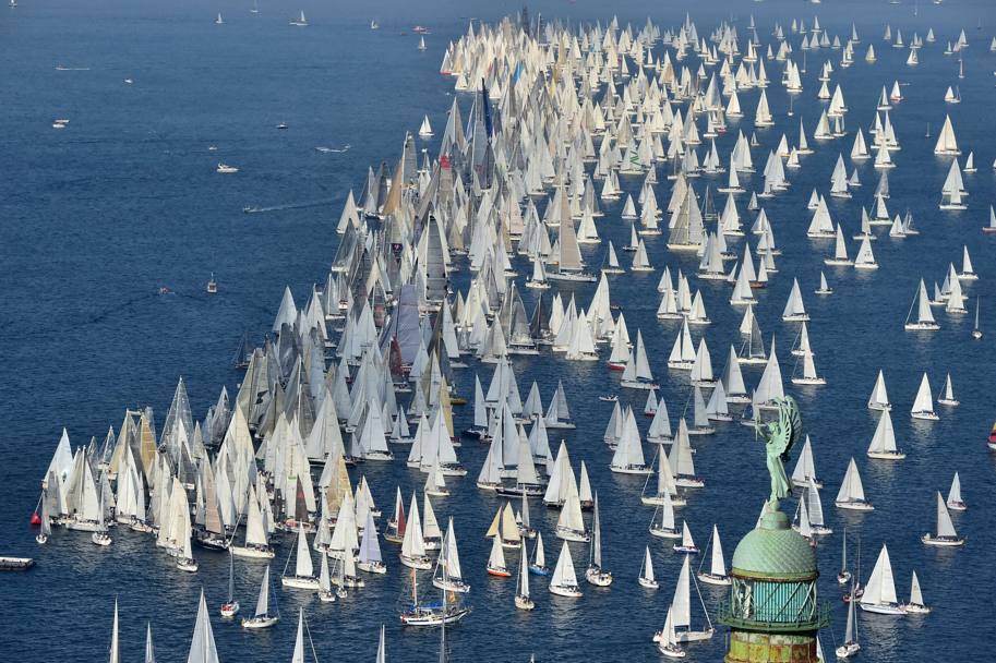 Spettacolo a Trieste: è il giorno della Barcolana, la regata più affollata del mondo: quasi duemila imbarcazioni al via. Afp